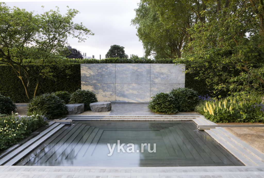 Строгая симметрия водоема для поклонников современного стиля.
