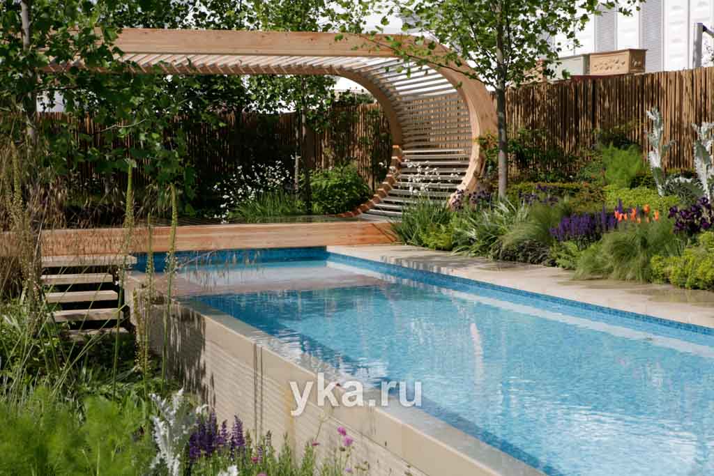 Гармония стихий на участке: аэрарий, бассейн для купания, цветники.