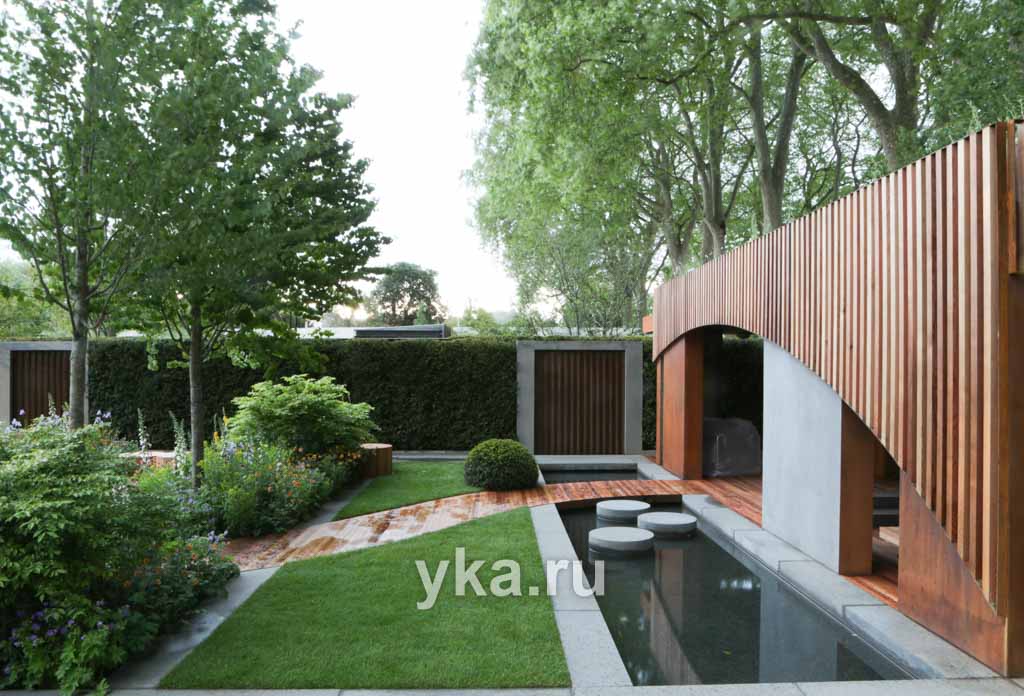 Водоем визуально расширяет участок, добавляя глубины композиции