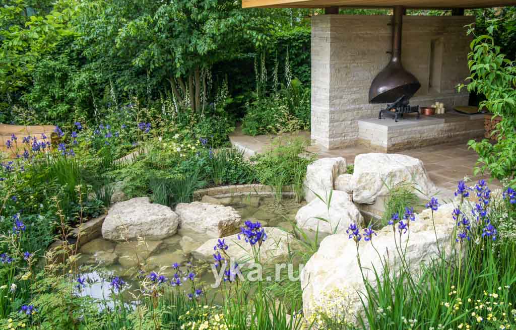 Интересное решение – объединение зоны барбекю и декоративного водоема.