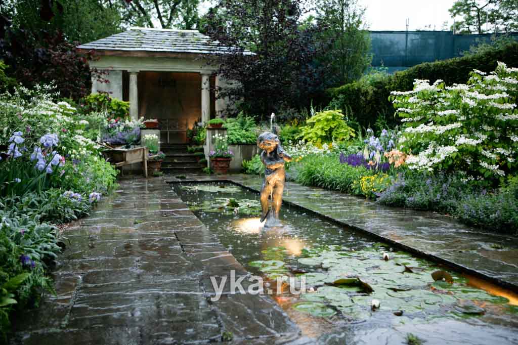 Мраморный фонтан - центральная фигура сада с декоративным водоемом.